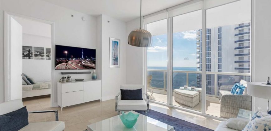 Stunning Three-Bedroom Apartment Direct Ocean View