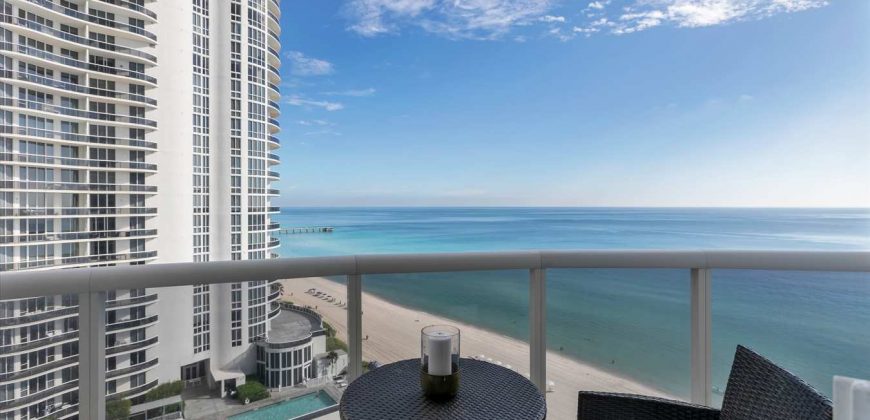 Stunning Three-Bedroom Apartment Direct Ocean View