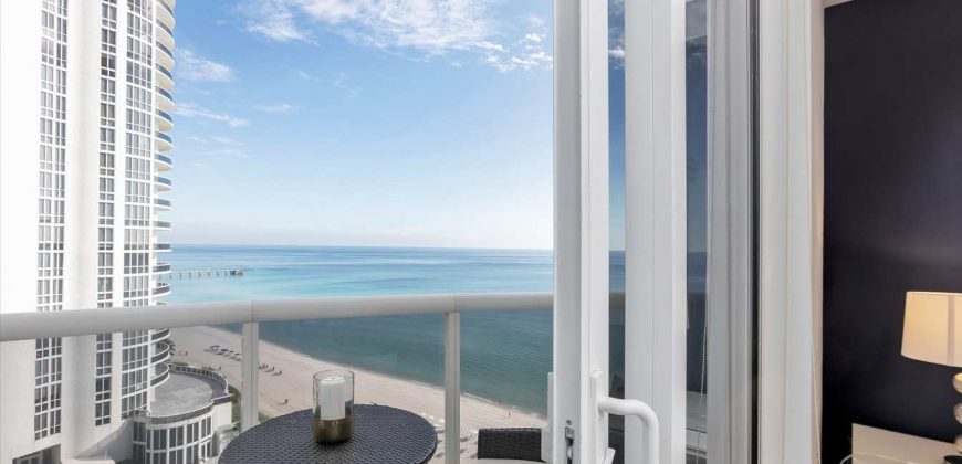 Stunning Three-Bedroom Apartment Direct Ocean View