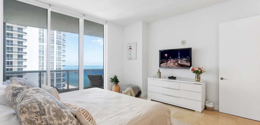 Stunning Three-Bedroom Apartment Direct Ocean View