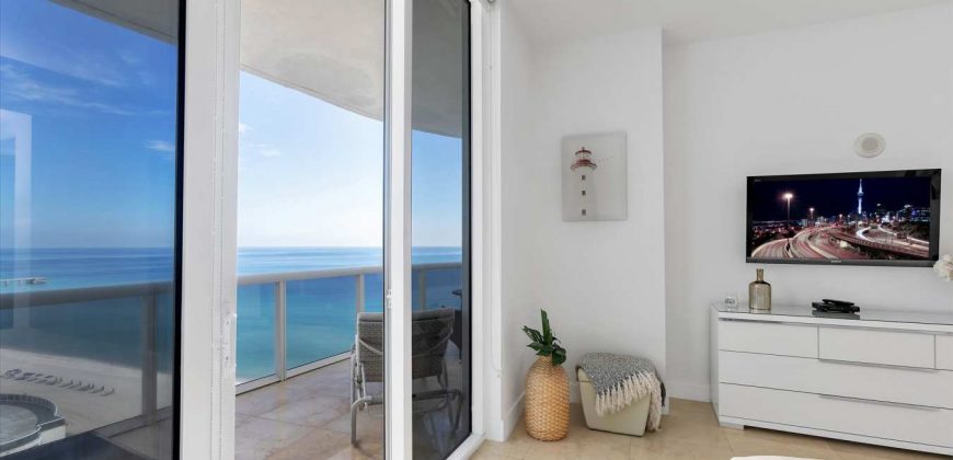 Stunning Three-Bedroom Apartment Direct Ocean View