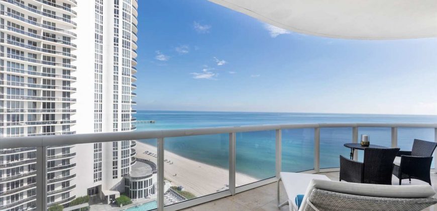 Stunning Three-Bedroom Apartment Direct Ocean View