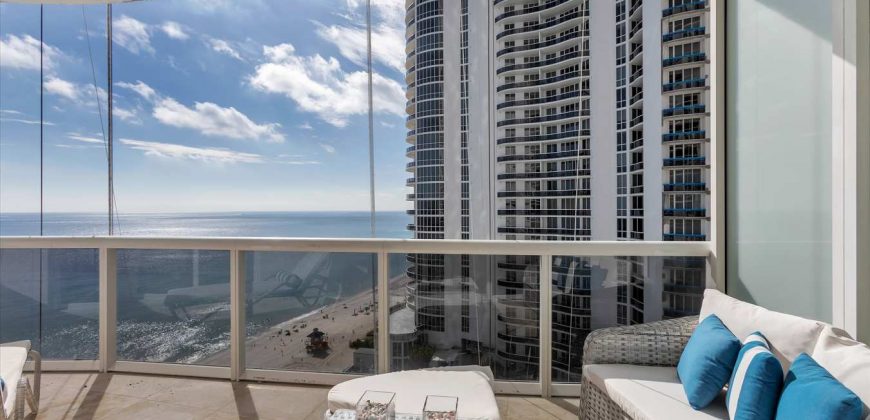 Stunning Three-Bedroom Apartment Direct Ocean View