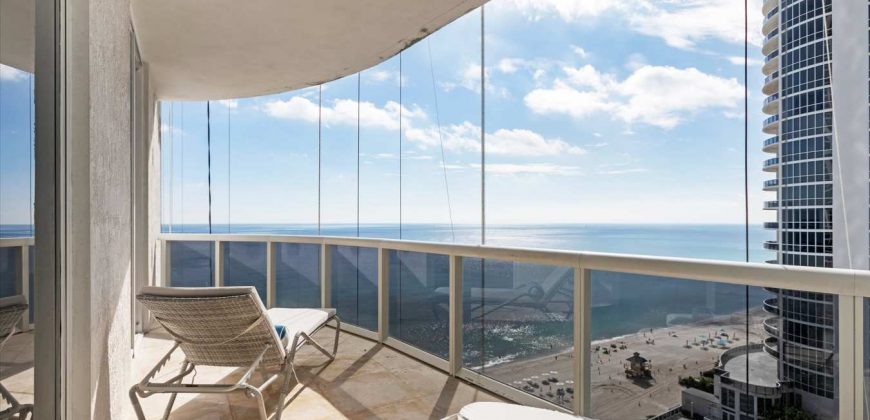 Stunning Three-Bedroom Apartment Direct Ocean View