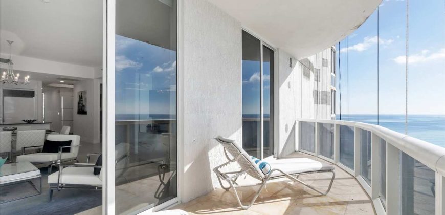 Stunning Three-Bedroom Apartment Direct Ocean View