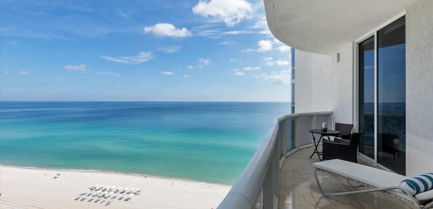 Stunning Three-Bedroom Apartment Direct Ocean View