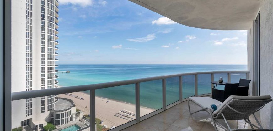 Stunning Three-Bedroom Apartment Direct Ocean View