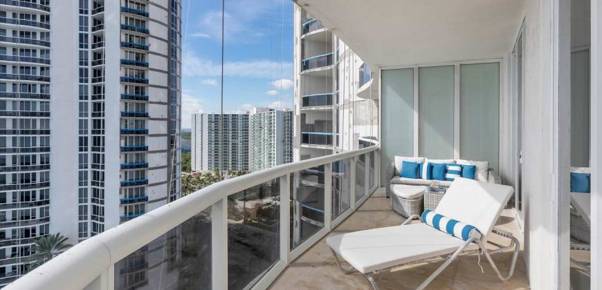 Stunning Three-Bedroom Apartment Direct Ocean View