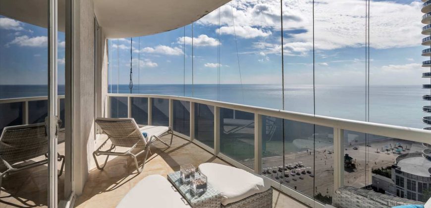 Stunning Three-Bedroom Apartment Direct Ocean View