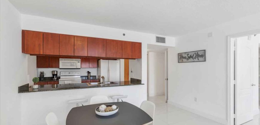 One-Bedroom Apartment w / Pool View