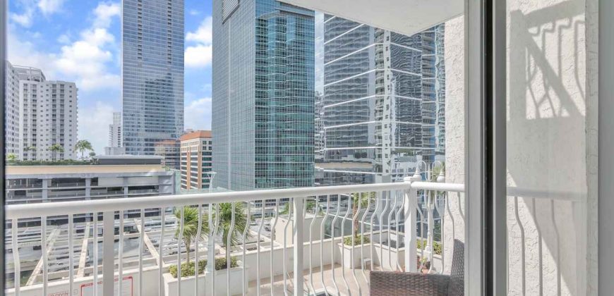 One-Bedroom Apartment w / Pool View