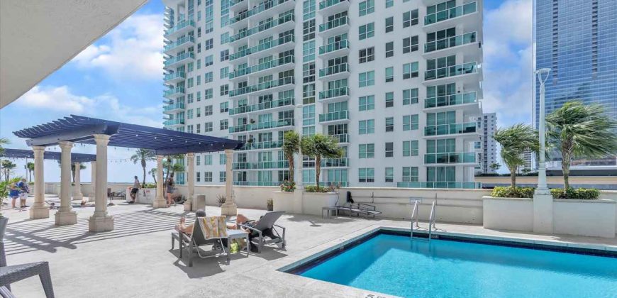 One-Bedroom Apartment w / Pool View