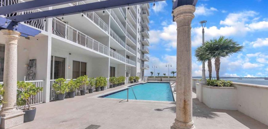 One-Bedroom Apartment w / Pool View