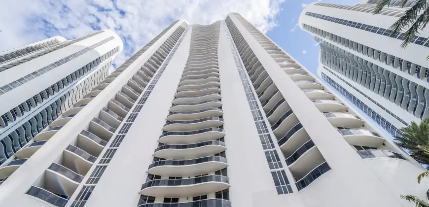 Three-Bedroom Apartment w / Ocean View