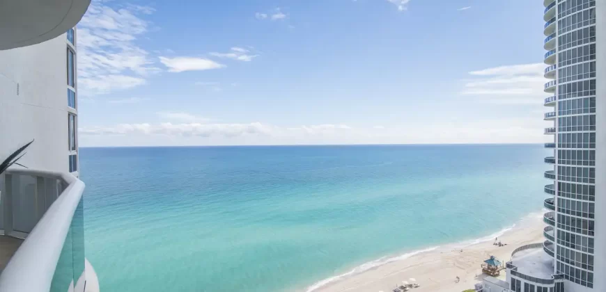 Three-Bedroom Apartment w / Ocean View