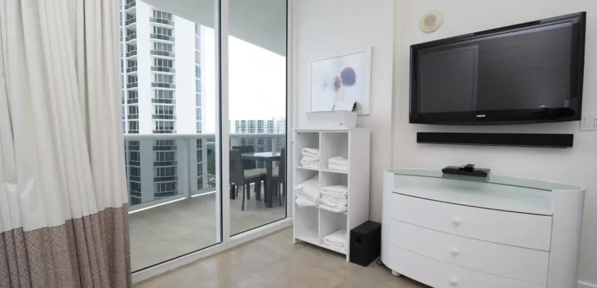 Three-Bedroom Apartment w / Ocean View