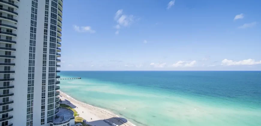 Three-Bedroom Apartment w / Ocean View