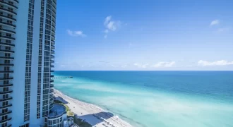 Three-Bedroom Apartment w / Ocean View