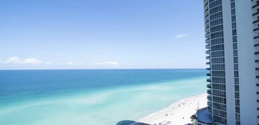 Three-Bedroom Apartment w / Ocean View