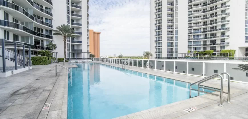 Three-Bedroom Apartment w / Ocean View