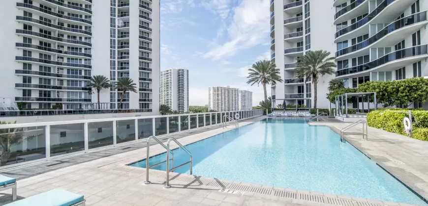 Three-Bedroom Apartment w / Ocean View