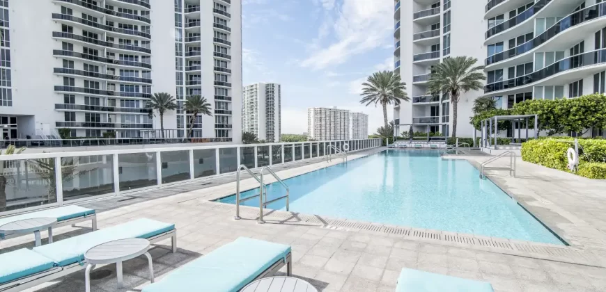 Three-Bedroom Apartment w / Ocean View